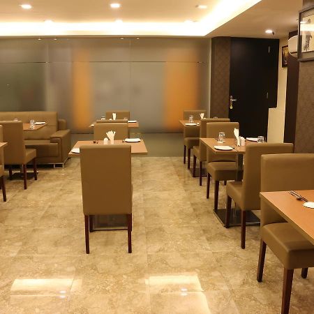 Oyo 662 Hotel Comfotel Колката Екстериор снимка