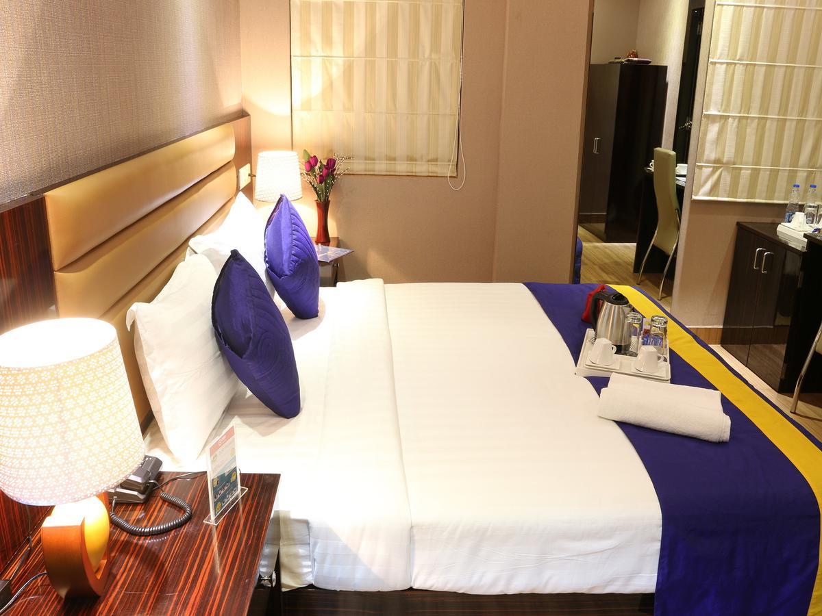 Oyo 662 Hotel Comfotel Колката Екстериор снимка